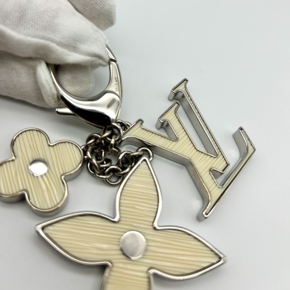 LV fleur de Lis white epi bag charm with box and dustbag good condition dp0162 - Picture 5 of 8